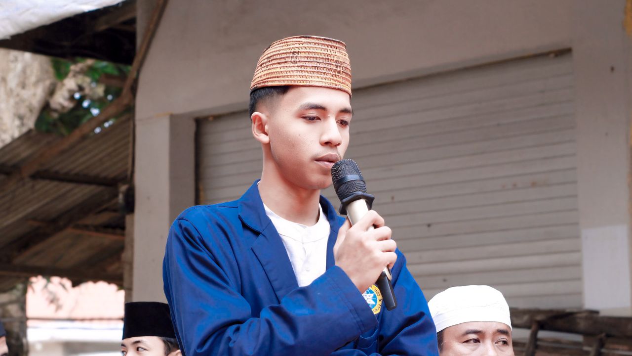 Suasana Haru Iringi Perpisahan Ustad Khoirul Umam di Pondok Pesantren Al-Mawardi
